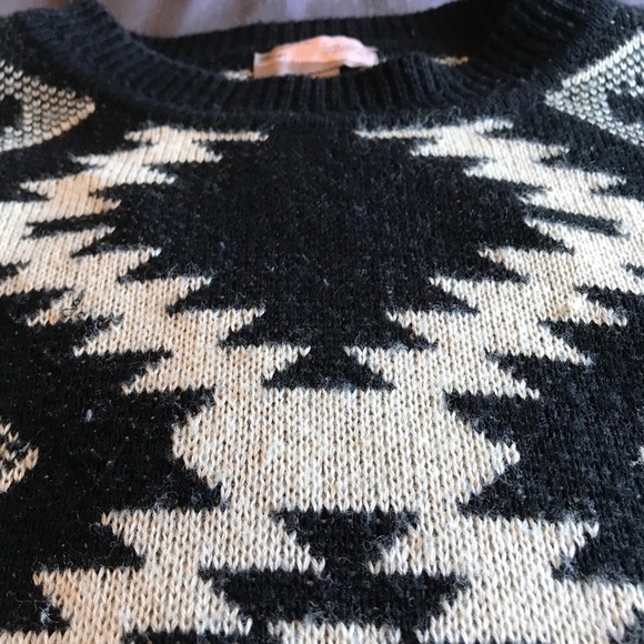 FOREVER 21 - black and cream aztec pattern sweater - Picture 3 of 4